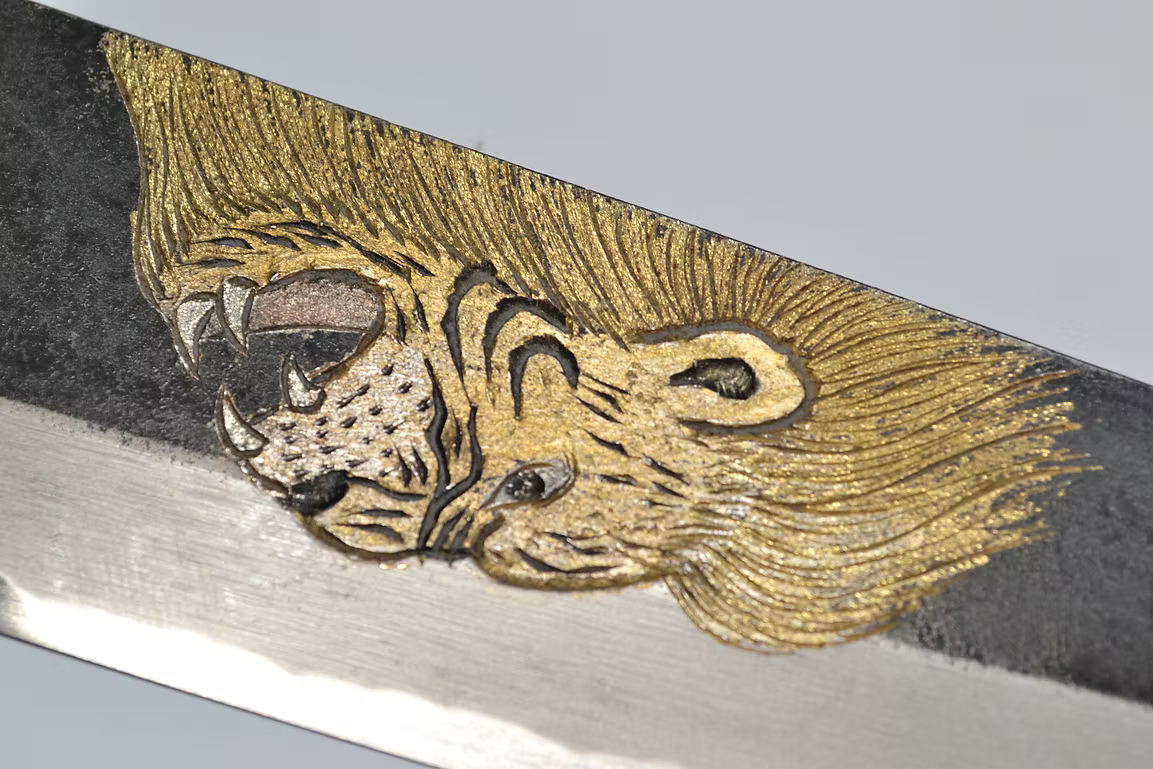 堺 孝行 窪田金屬飾雕刻 獅子吼 白鋼二號 黑打 牛刀 210mm 黑檀（口輪：黑水牛銀輪） 握把