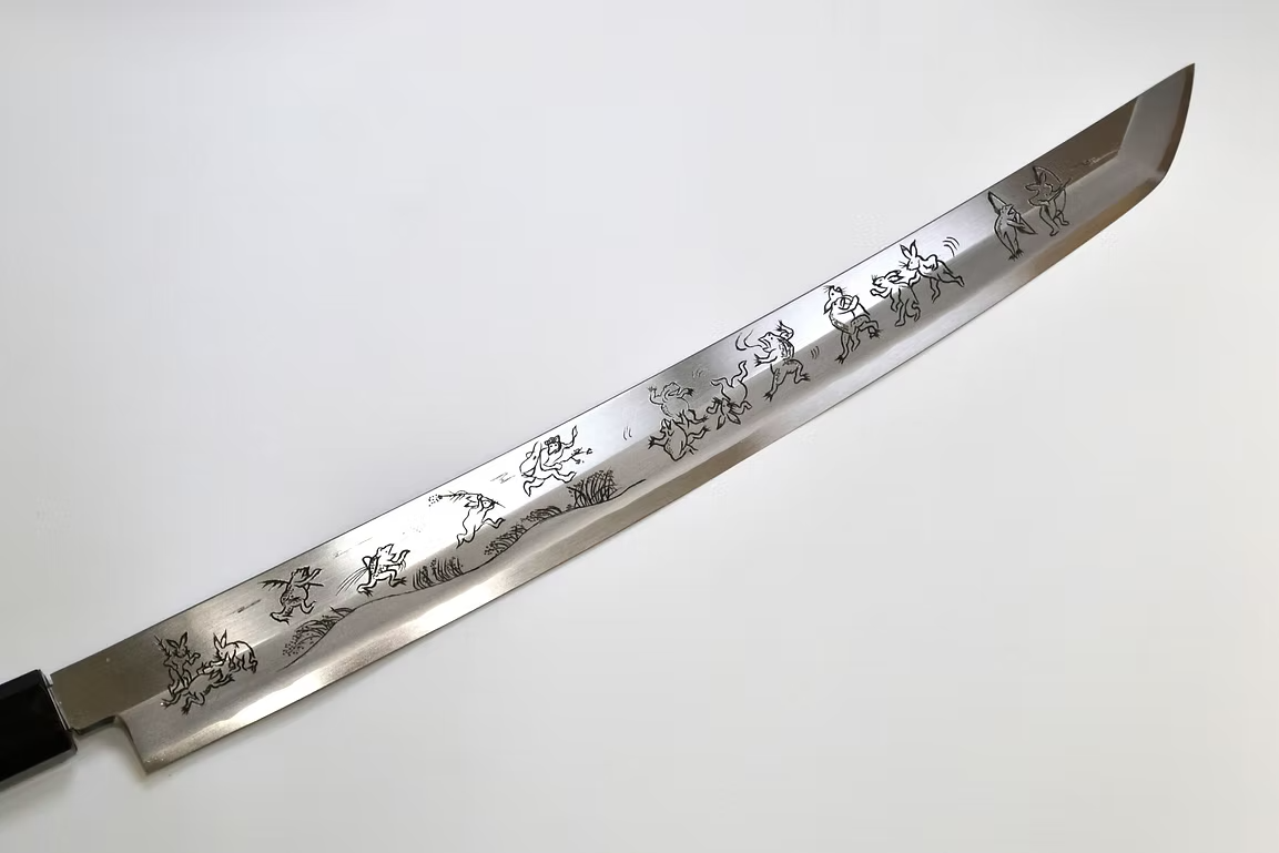 堺 孝行 窪田金屬飾雕刻 鳥獸戲畫 銀三鋼 先丸柳刃 330mm 雞翅木（口輪：黒色水牛角） 握把