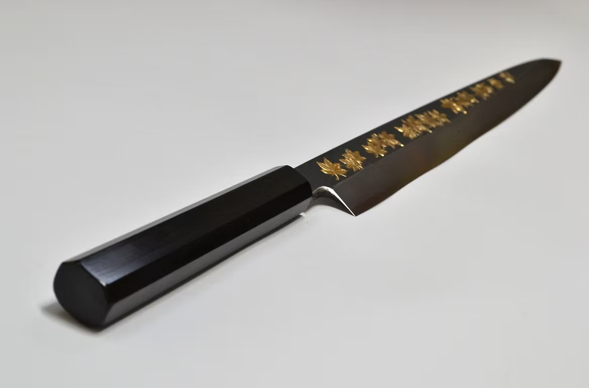 堺 孝行 窪田金雕刻 楓葉 白鋼二號 黑打 柳刃 270mm 黑檀（口輪：黑水牛銀輪） 握把
