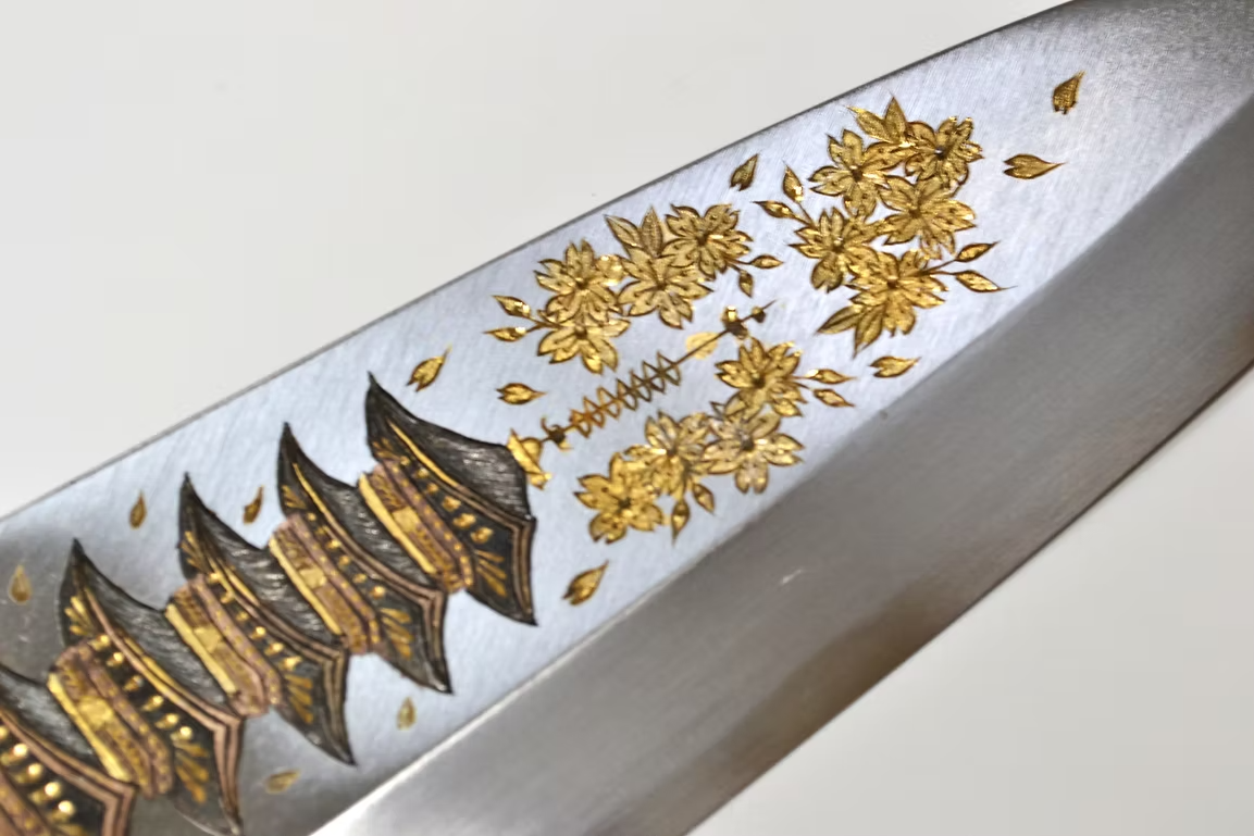 堺 孝行 窪田金屬飾雕刻 五重塔 白鋼 霞研 出刃 240mm 木蘭（口輪：水牛角） 握把