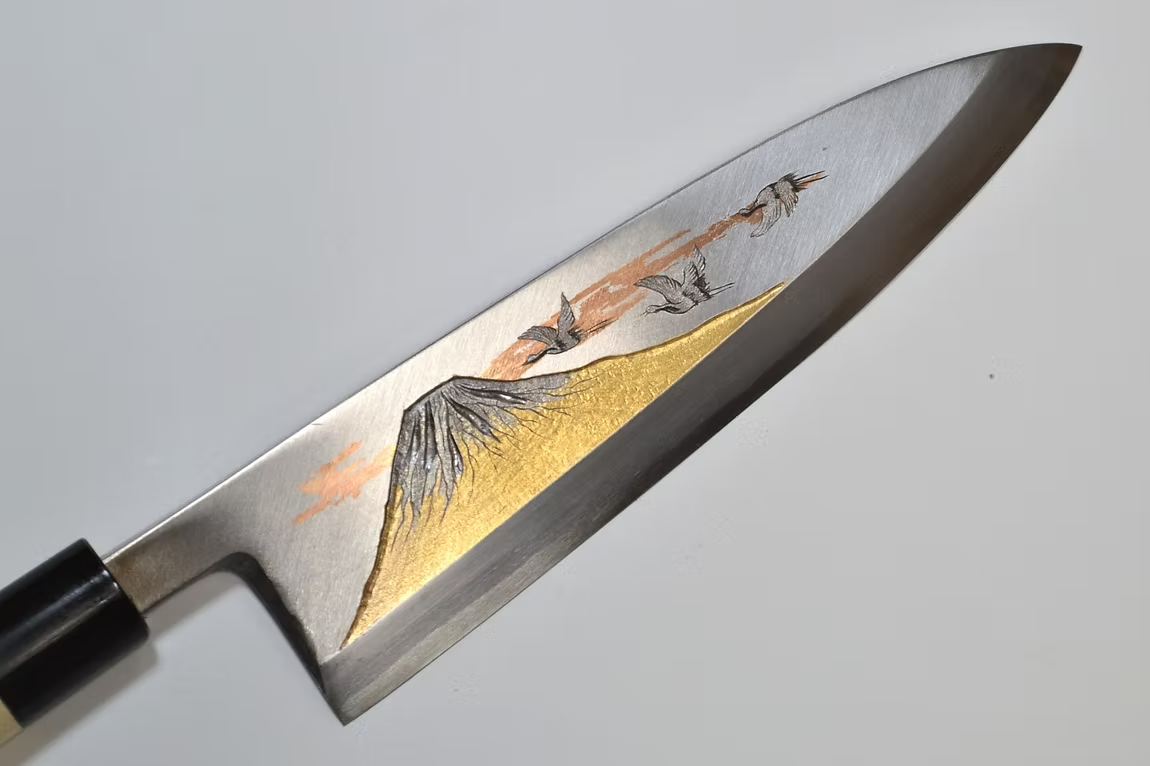 堺 孝行 窪田金屬飾雕刻 富士與鶴 白鋼 霞研 出刃 240mm 木蘭（口輪：水牛角） 握把