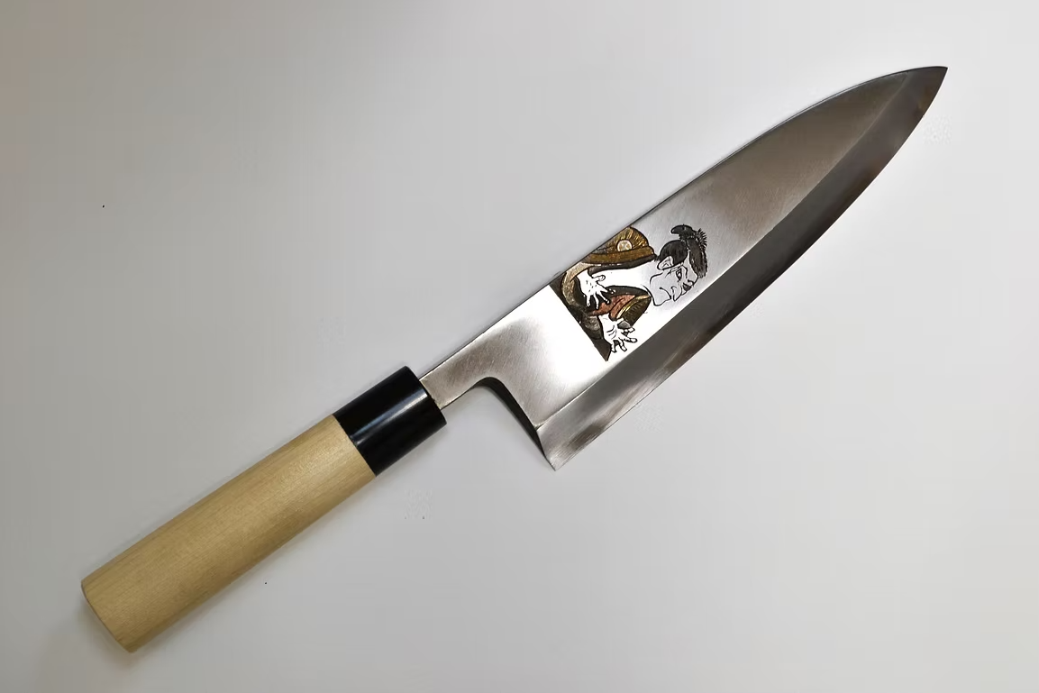 堺 孝行 窪田金屬飾雕刻 浮世繪・男 白鋼 霞研 出刃 210mm 木蘭（口輪：水牛角） 握把