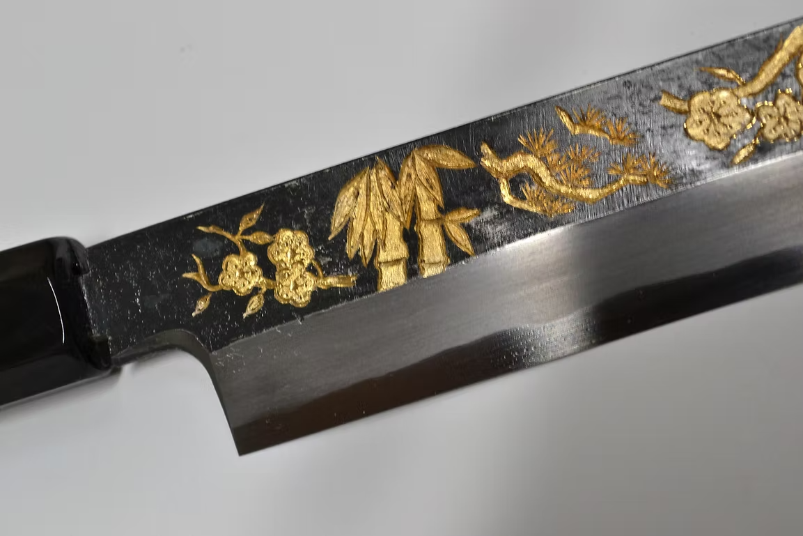 堺 孝行 窪田金雕刻 松竹梅 白鋼二號 黑打 柳刃 270mm 黑檀（口輪：黑水牛銀輪） 握把