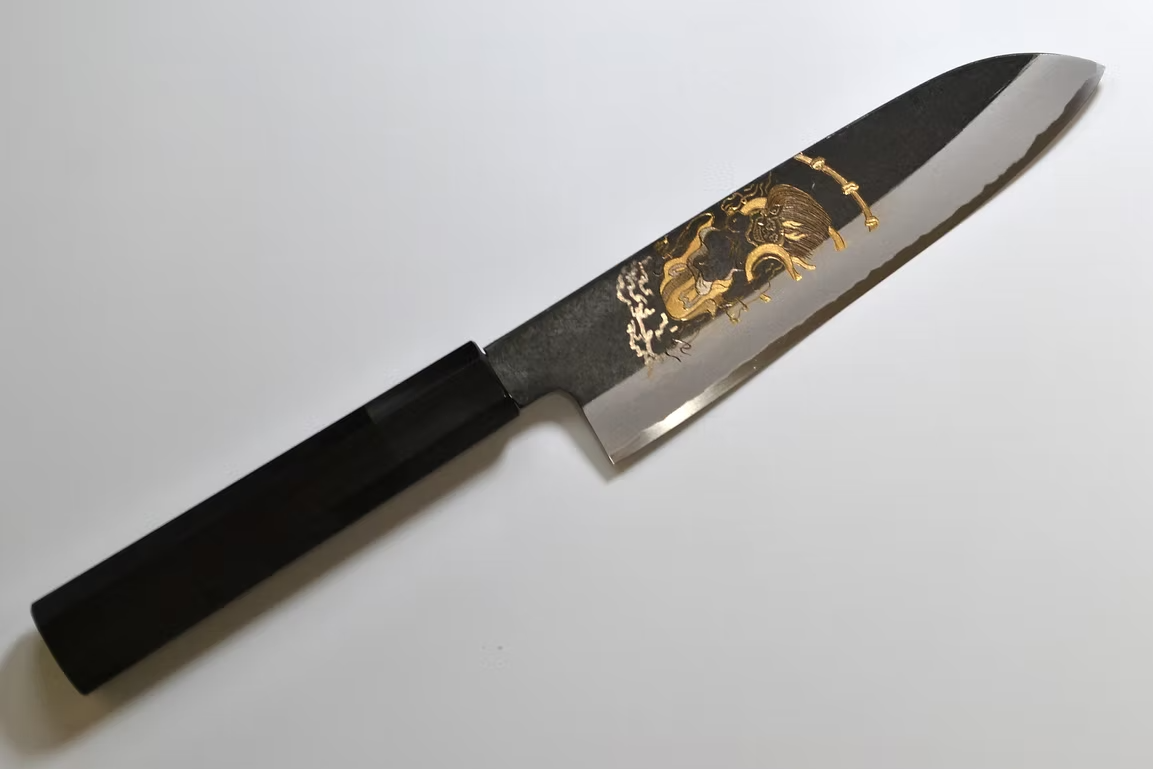 堺 孝行 窪田金雕刻 雷神 白鋼二號 黑打 三德刀 180mm 黑檀（口輪：黑水牛銀輪） 握把