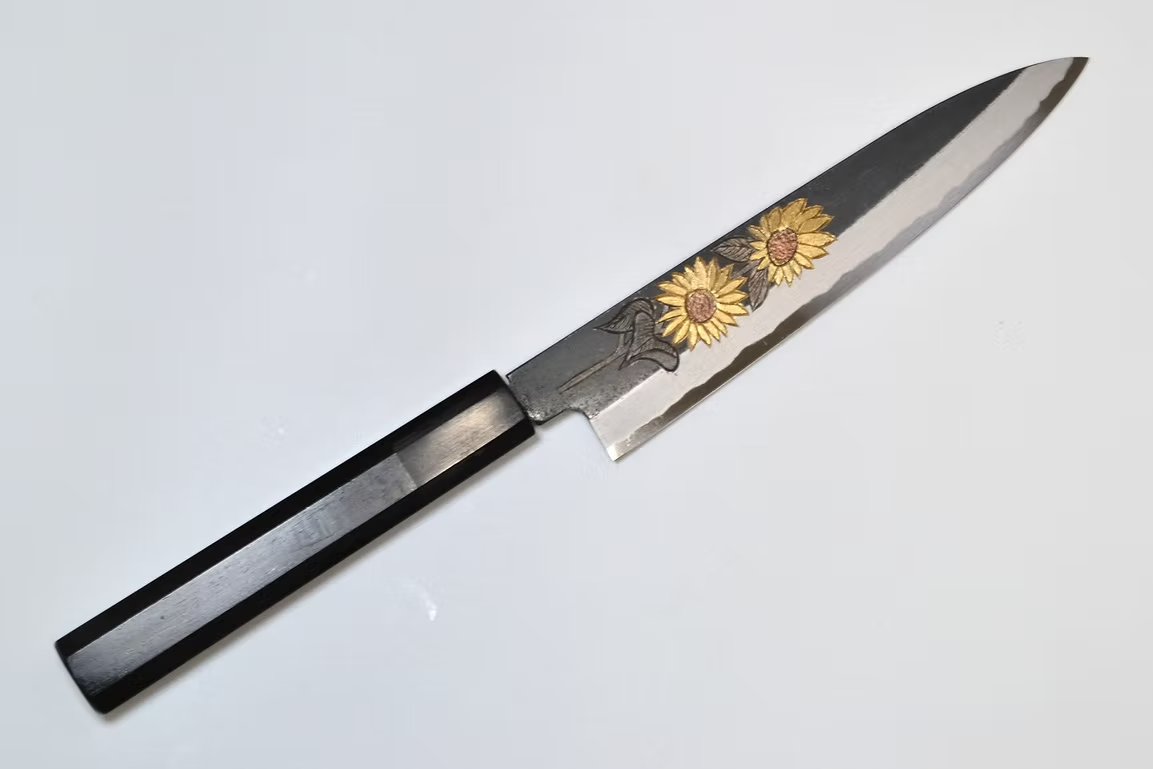 堺 孝行 窪田金屬飾雕刻 向日葵 白鋼二號 黑打 多用途小刀 150mm 黑檀（口輪：黑水牛銀輪） 握把