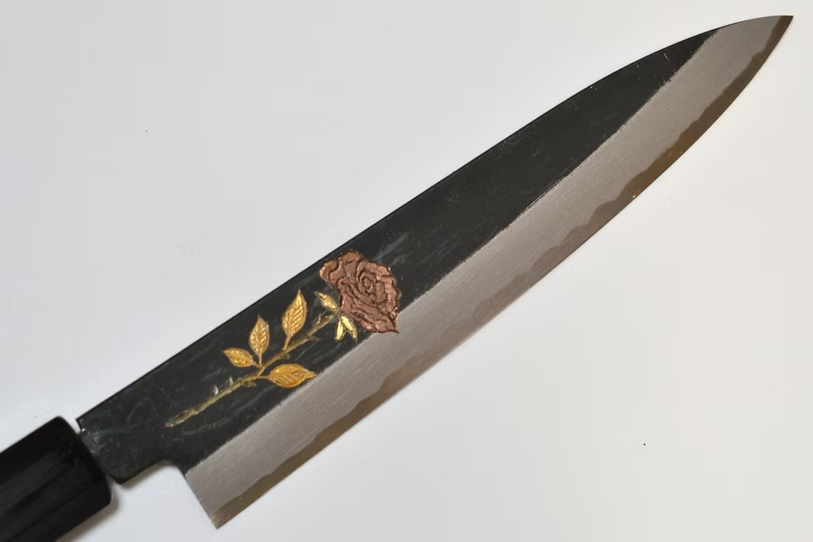 堺 孝行 窪田金屬飾雕刻 玫瑰 白鋼二號 黑打 多用途小刀 150mm 黑檀（口輪：黑水牛銀輪） 握把