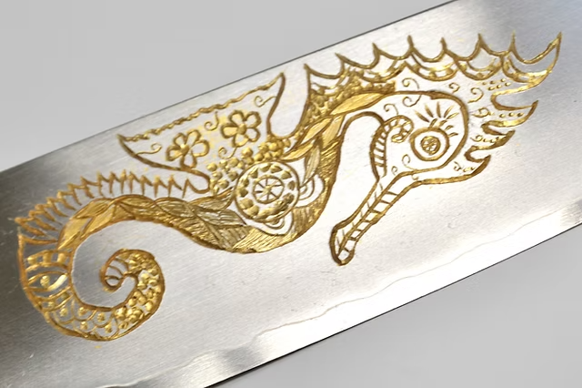 堺 孝行 窪田金雕刻 海馬 銀三鋼 三德刀 180mm 黑檀（口輪：黑水牛銀輪） 握把