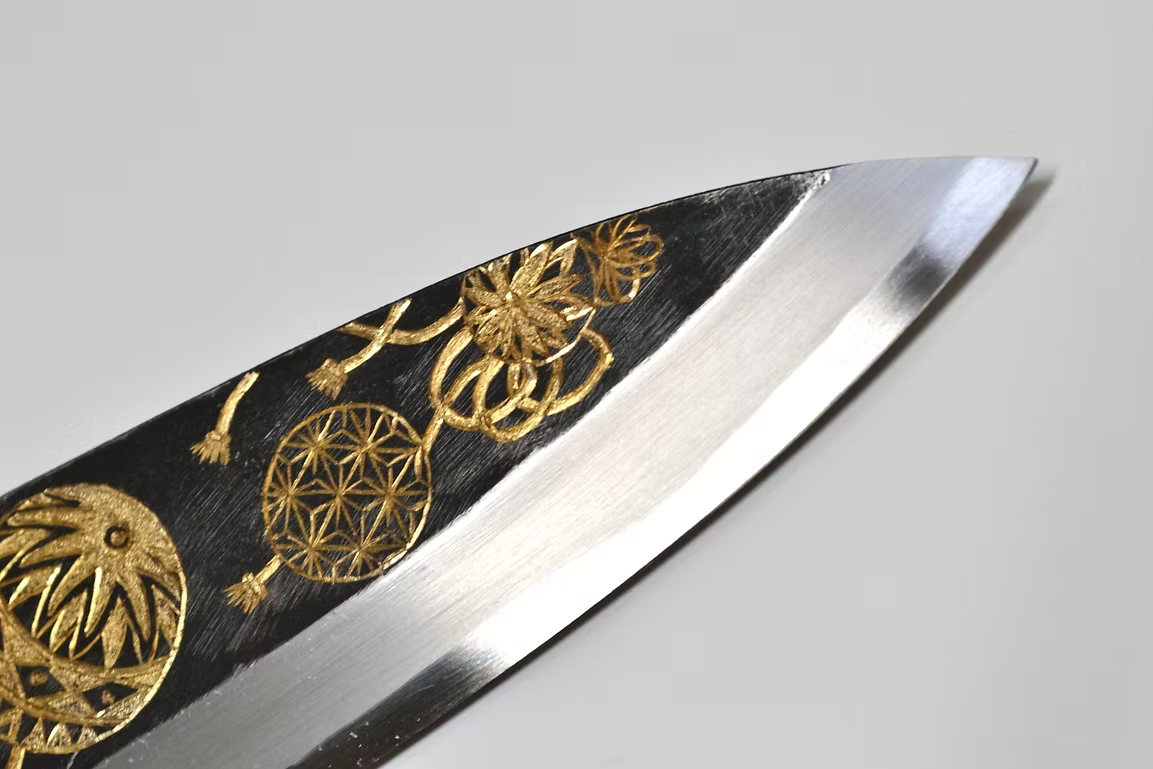 堺 孝行 窪田金雕刻 手鞠 白鋼二號 黑打 出刃 165mm 黑檀（口輪：黑水牛銀輪） 握把
