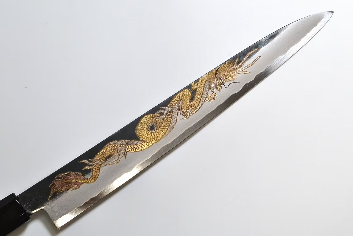 堺 孝行 窪田金屬飾雕刻 天龍 白鋼二號 黑打 筋引 240mm 黑檀（口輪：黑水牛銀輪） 握把