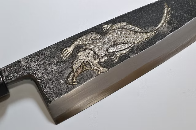 堺 孝行 窪田金屬飾雕刻 鱷魚 白鋼二號 黑打 出刃 165mm 黑檀（口輪：黑水牛銀輪） 握把