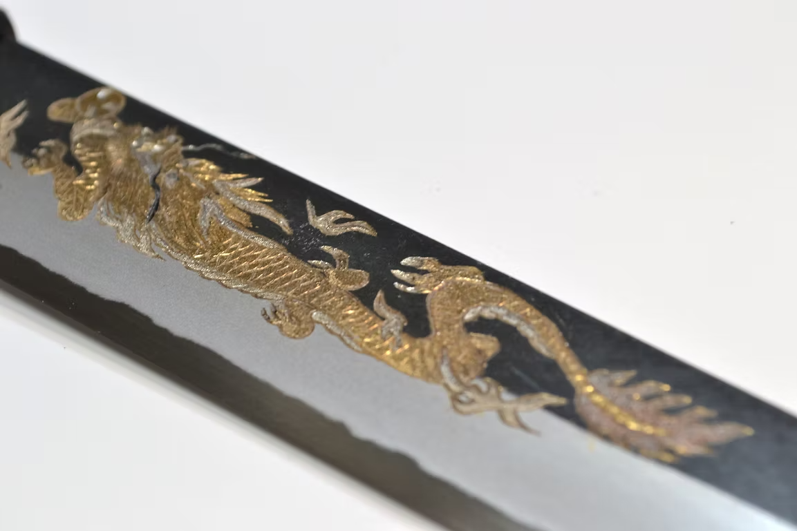 堺 孝行 窪田金屬飾雕刻 金龍 白鋼二號 黑打 筋引 240mm 黑檀（口輪：黑水牛銀輪） 握把