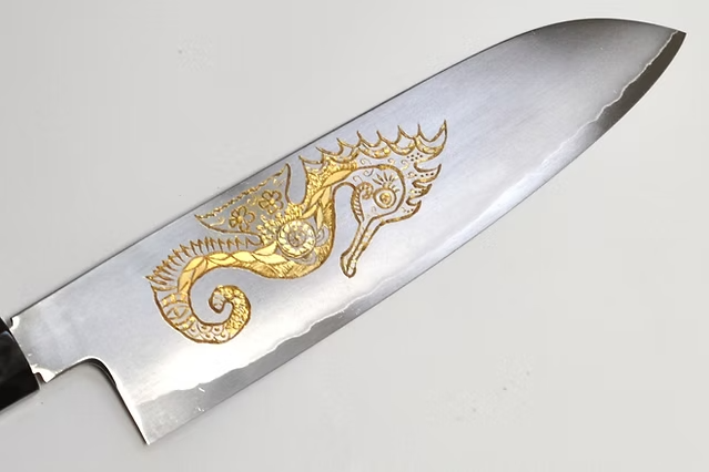 堺 孝行 窪田金雕刻 海馬 銀三鋼 三德刀 180mm 黑檀（口輪：黑水牛銀輪） 握把