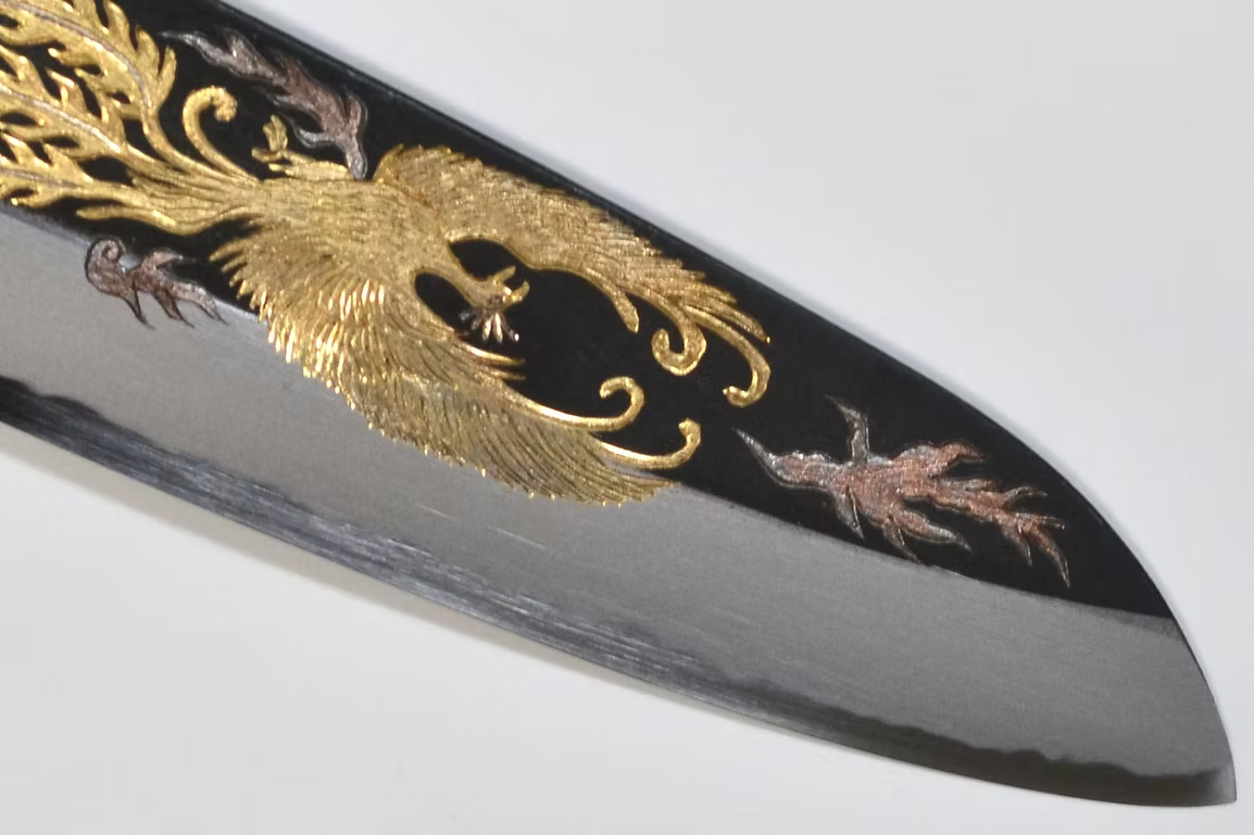 堺 孝行 窪田金屬飾雕刻 鳳凰 白鋼二號 黑打 三德刀 180mm 黑檀（口輪：黑水牛銀輪） 握把