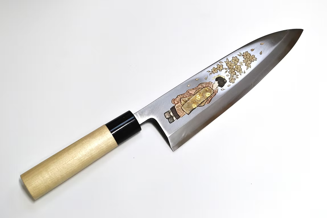 堺 孝行 窪田金屬飾雕刻 舞妓與櫻 白鋼 霞研 出刃 240mm 木蘭（口輪：水牛角） 握把