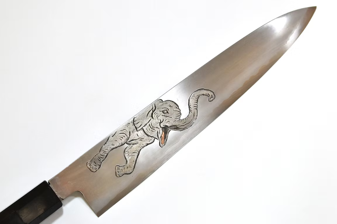 堺 孝行 窪田金屬飾雕刻 小象 銀三鋼 牛刀 240mm 黑檀（口輪：黑水牛銀輪） 握把