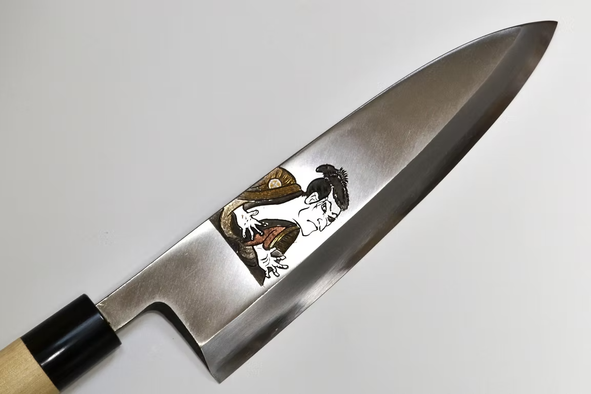 堺 孝行 窪田金屬飾雕刻 浮世繪・男 白鋼 霞研 出刃 210mm 木蘭（口輪：水牛角） 握把