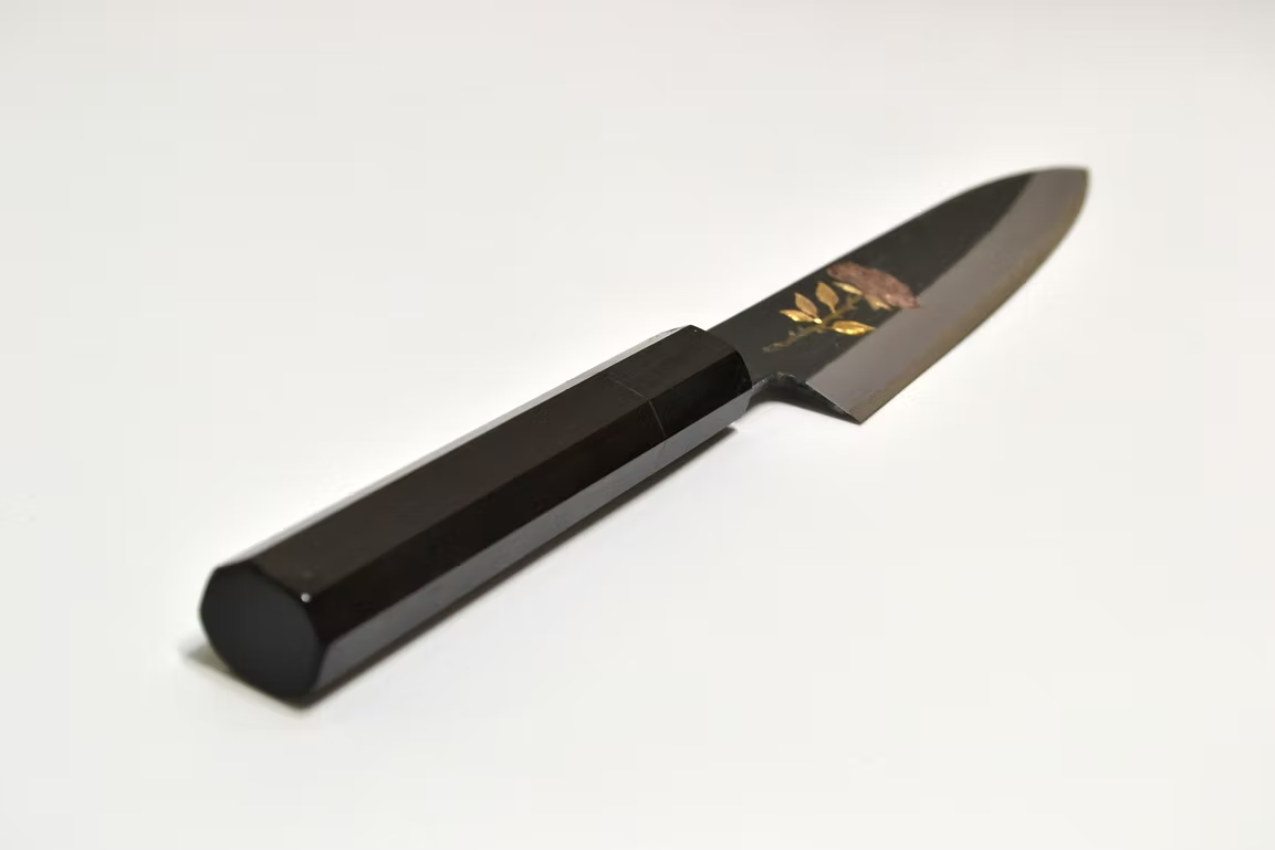 堺 孝行 窪田金屬飾雕刻 玫瑰 白鋼二號 黑打 多用途小刀 150mm 黑檀（口輪：黑水牛銀輪） 握把