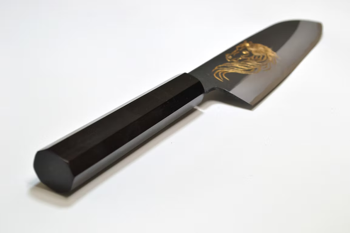堺 孝行 窪田金雕刻 天馬 白鋼二號 黑打 三德刀 180mm 黑檀（口輪：黑水牛銀輪） 握把