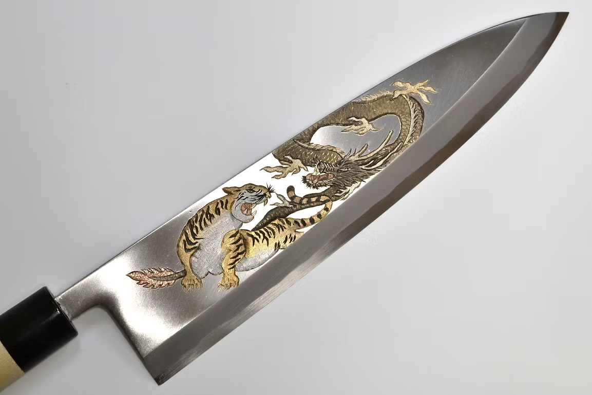 堺 孝行 窪田金屬飾雕刻 龍驤虎視 白鋼 霞研 出刃 300mm 木蘭（口輪：水牛角） 握把