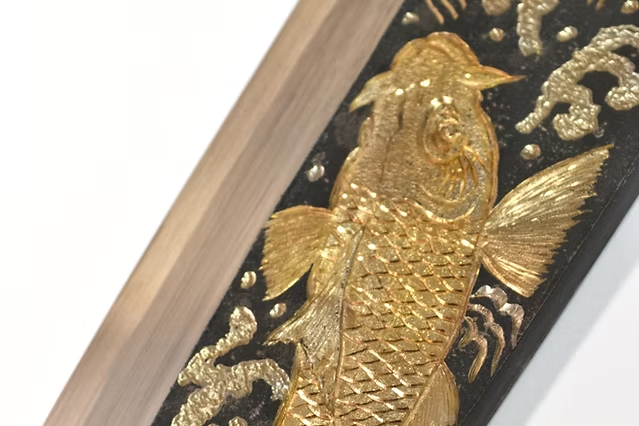 堺 孝行 窪田金屬飾雕刻 俎上之鯉 白鋼二號 黑打 出刃 240mm 黑檀（口輪：黑水牛銀輪） 握把
