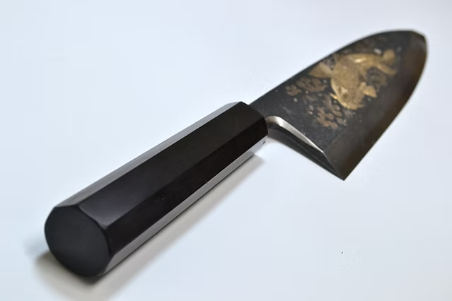 堺 孝行 窪田金屬飾雕刻 俎上之鯉 白鋼二號 黑打 出刃 240mm 黑檀（口輪：黑水牛銀輪） 握把