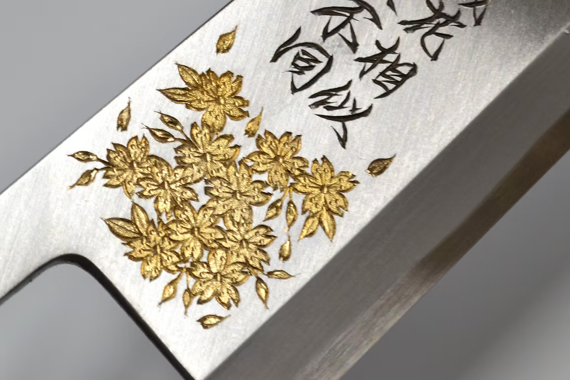 堺 孝行 窪田金屬飾雕刻 年年歲歲 白鋼 霞研 出刃 300mm 木蘭（口輪：水牛角） 握把