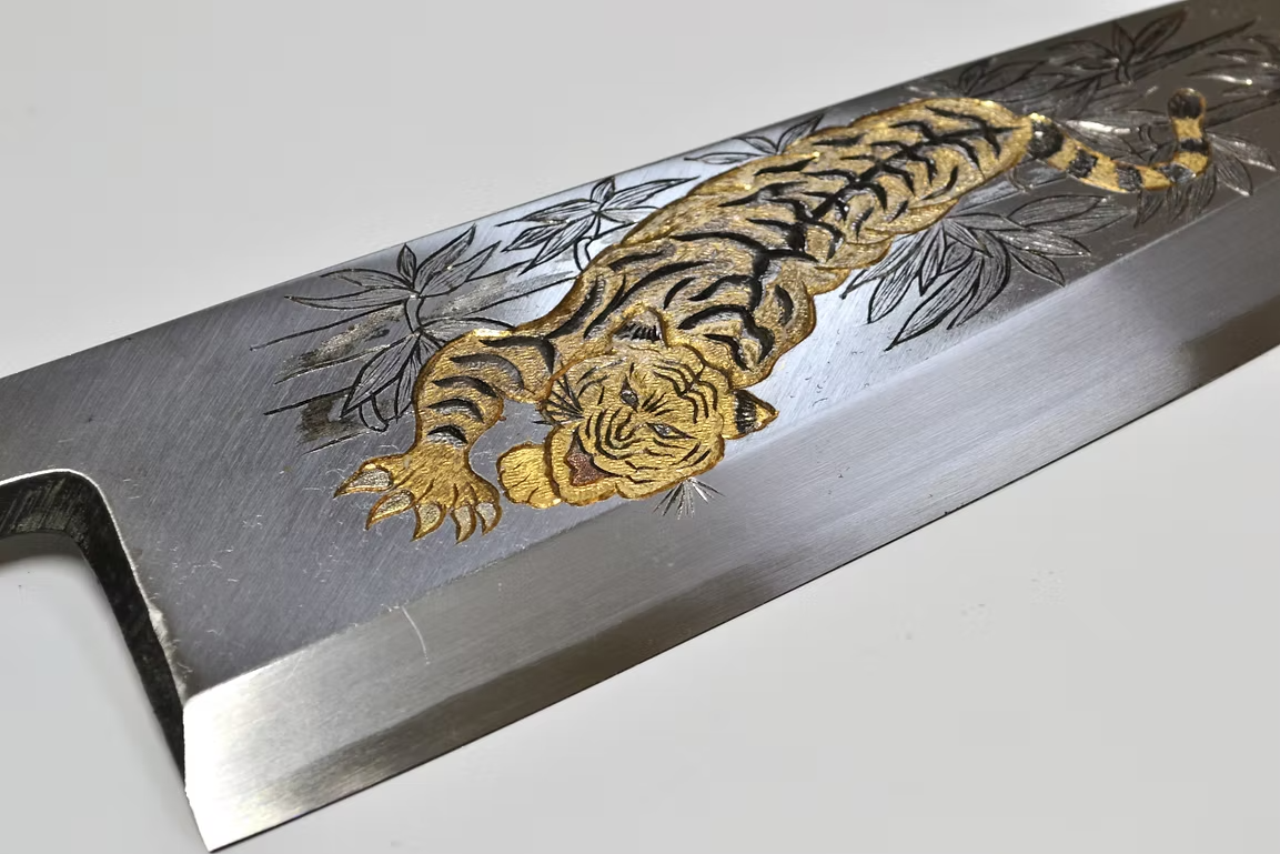 堺 孝行 窪田金屬飾雕刻 虎視眈眈 白鋼 霞研 出刃 240mm 木蘭（口輪：水牛角） 握把
