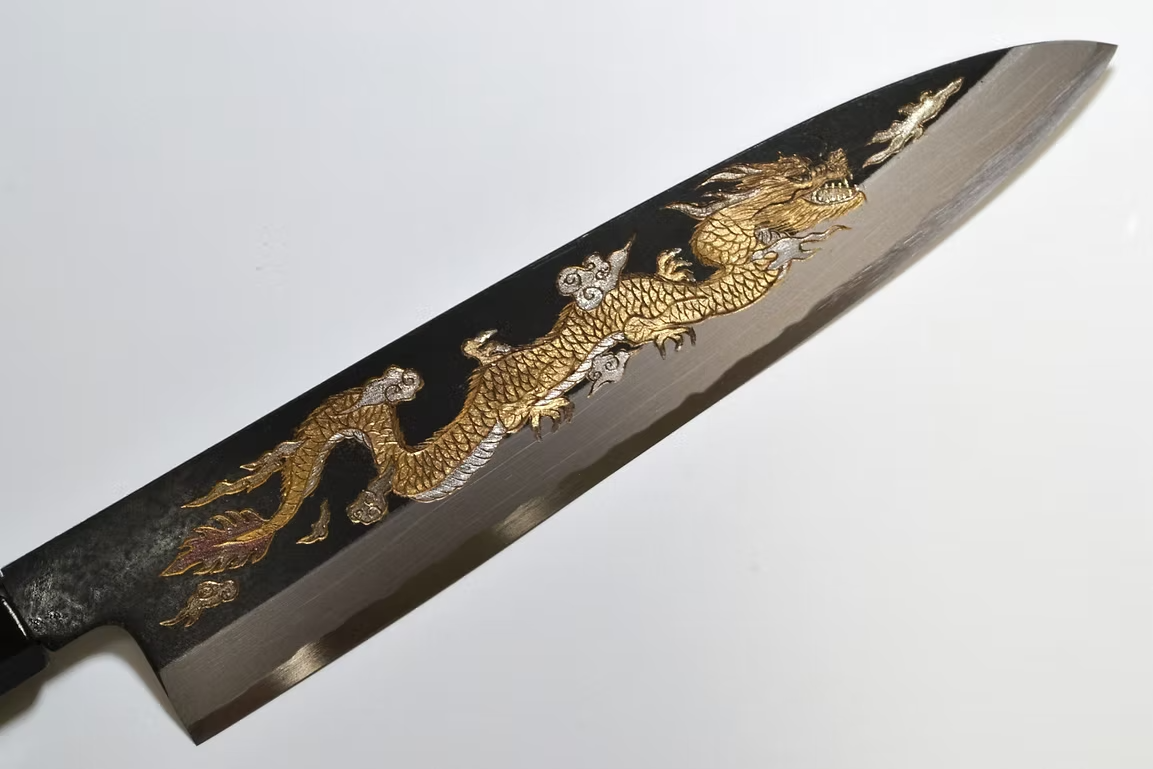 堺 孝行 窪田金屬飾雕刻 雲龍 白鋼二號 黑打 牛刀 240mm 黑檀（口輪：黑水牛銀輪） 握把