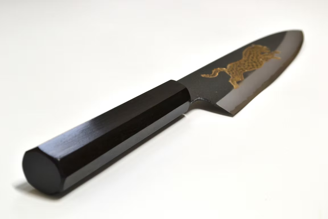 堺 孝行 窪田金屬飾雕刻 獵豹 白鋼二號 黑打 牛刀 210mm 黑檀（口輪：黑水牛銀輪） 握把
