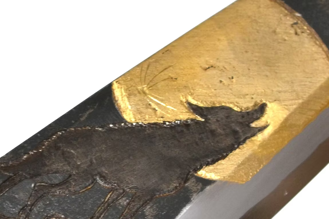 堺 孝行 窪田金屬飾雕刻 遠吠 白鋼二號 黑打 出刃 210mm 黑檀（口輪：黑水牛銀輪） 握把