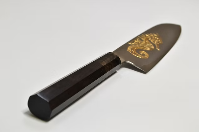 堺 孝行 窪田金雕刻 海馬 銀三鋼 三德刀 180mm 黑檀（口輪：黑水牛銀輪） 握把