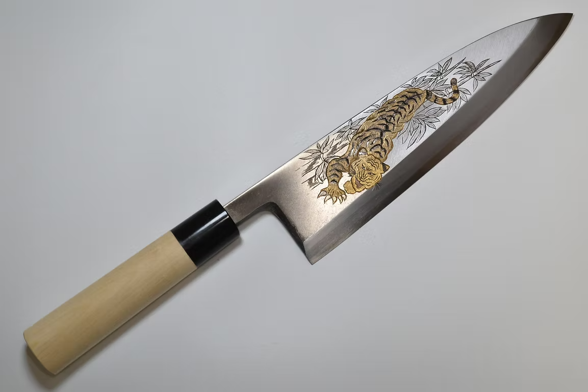 堺 孝行 窪田金屬飾雕刻 虎視眈眈 白鋼 霞研 出刃 240mm 木蘭（口輪：水牛角） 握把