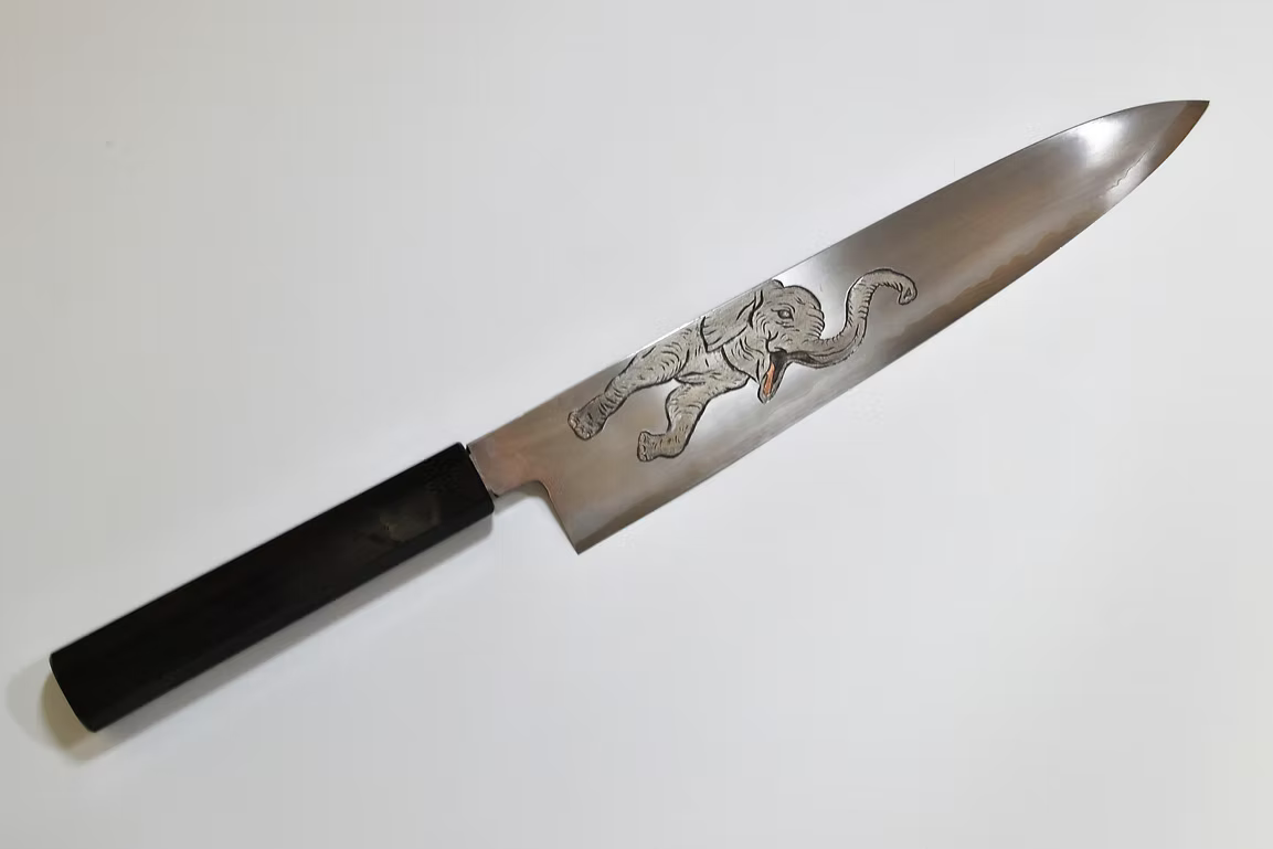 堺 孝行 窪田金屬飾雕刻 小象 銀三鋼 牛刀 240mm 黑檀（口輪：黑水牛銀輪） 握把