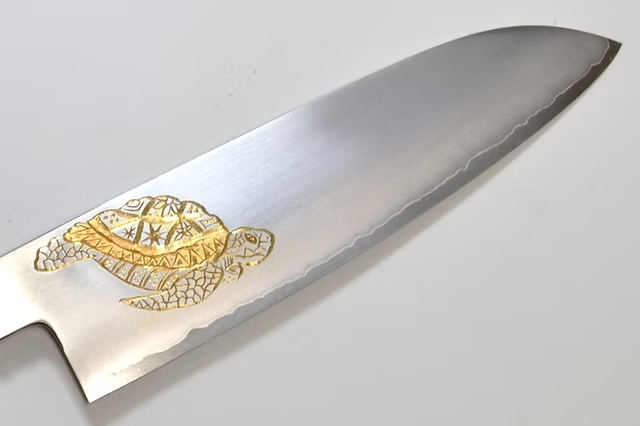 堺 孝行 窪田金雕刻 海龜 銀三鋼 三德刀 180mm 黑檀（口輪：黑水牛銀輪） 握把