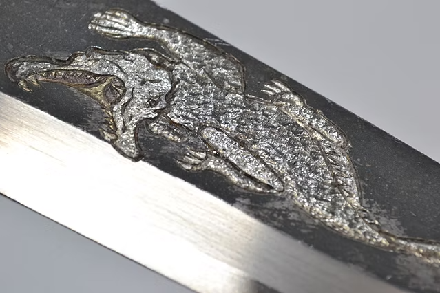 堺 孝行 窪田金屬飾雕刻 鱷魚 白鋼二號 黑打 出刃 165mm 黑檀（口輪：黑水牛銀輪） 握把