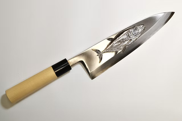 堺 孝行 窪田金屬飾雕刻 大鮪 白鋼 霞研 出刃 240mm 木蘭（口輪：水牛角） 握把