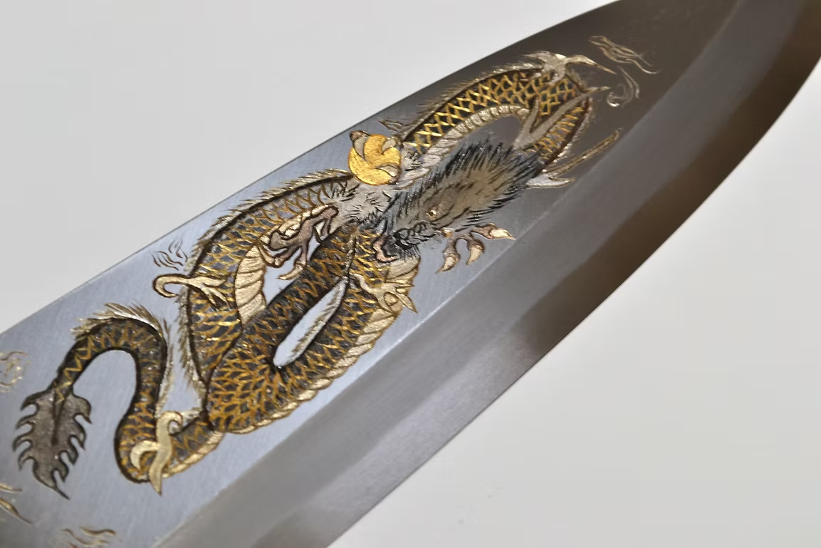 堺 孝行 窪田金屬飾雕刻 一登龍門 白鋼 霞研 出刃 240mm 木蘭（口輪：水牛角） 握把
