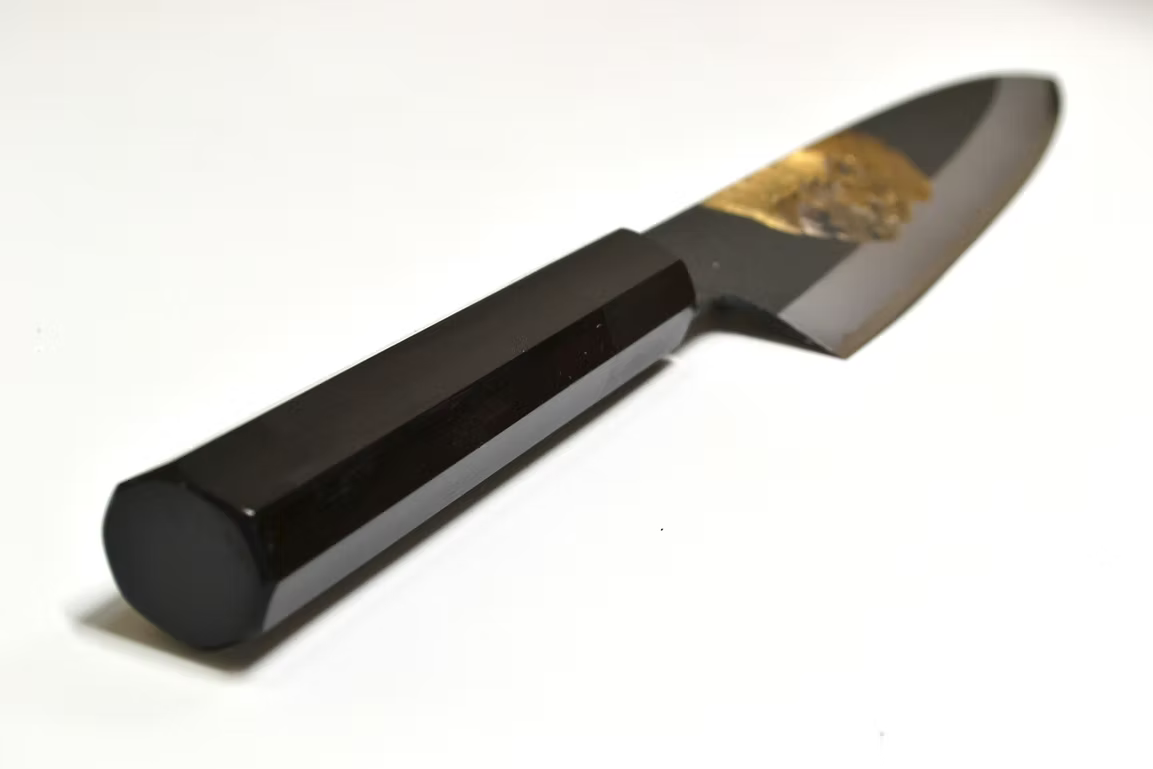 堺 孝行 窪田金屬飾雕刻 獅子吼 白鋼二號 黑打 牛刀 210mm 黑檀（口輪：黑水牛銀輪） 握把