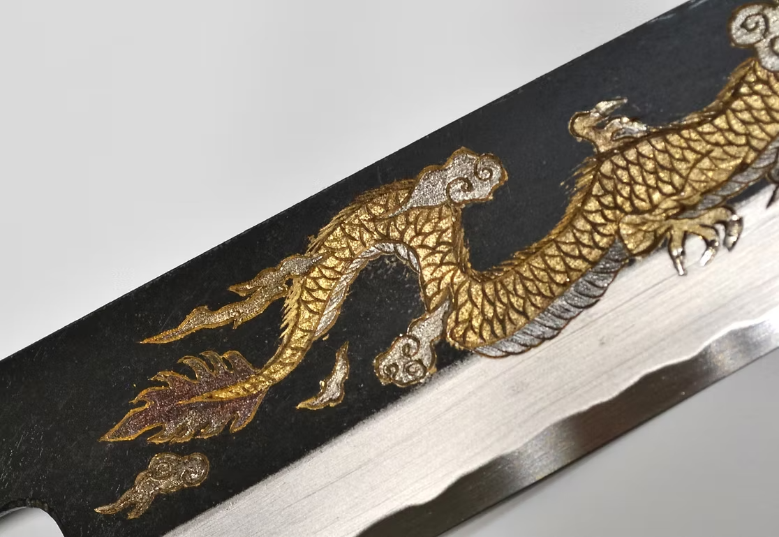 堺 孝行 窪田金屬飾雕刻 雲龍 白鋼二號 黑打 牛刀 240mm 黑檀（口輪：黑水牛銀輪） 握把