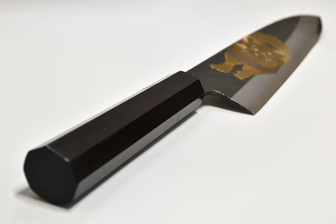 堺 孝行 窪田金屬飾雕刻 百獸之王 白鋼二號 黑打 牛刀 240mm 黑檀（口輪：黑水牛銀輪） 握把