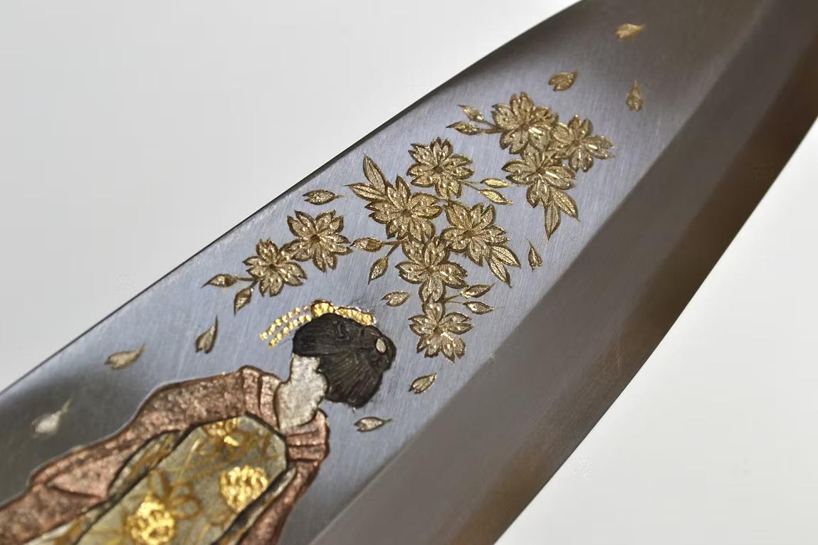 堺 孝行 窪田金屬飾雕刻 舞妓與櫻 白鋼 霞研 出刃 240mm 木蘭（口輪：水牛角） 握把