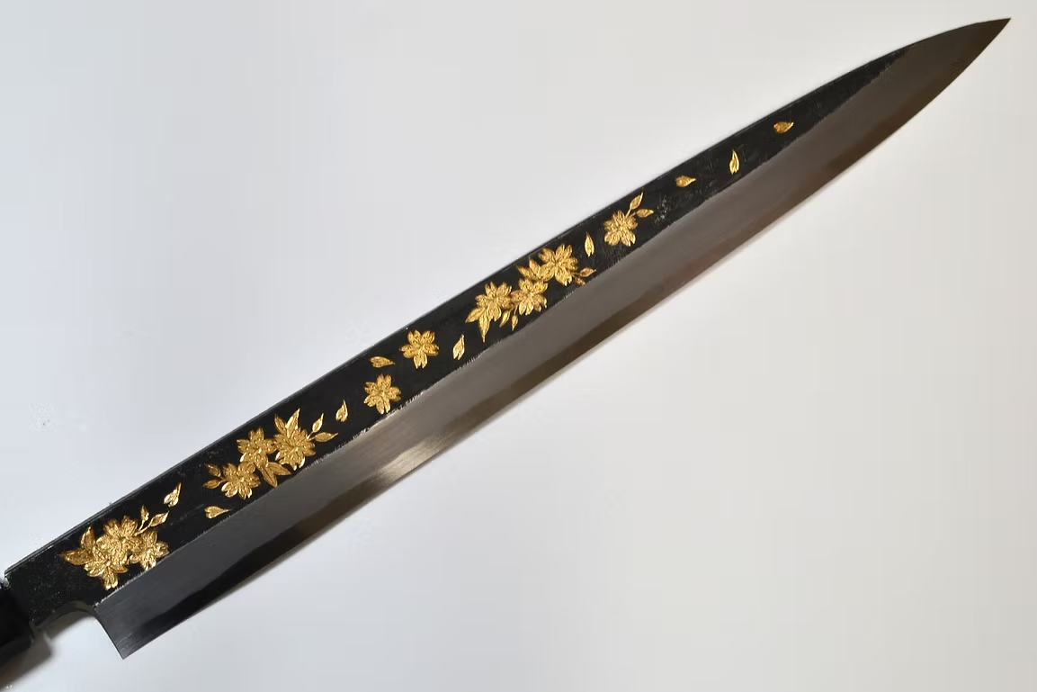 堺 孝行 窪田金雕刻 夜櫻 白鋼二號 黑打 柳刃 270mm 黑檀（口輪：黑水牛銀輪） 握把