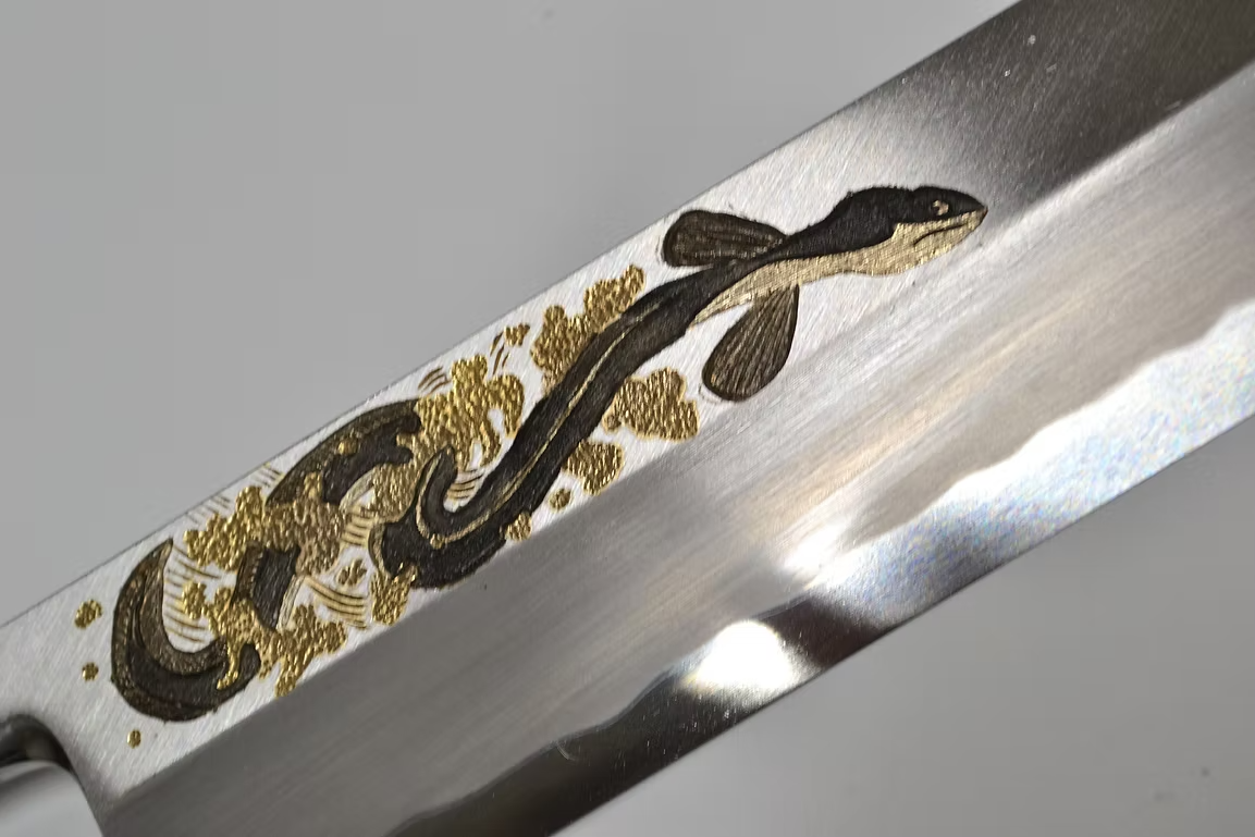 堺 孝行 窪田金屬飾雕刻 鰻魚 白鋼二號 霞研 鰻魚刀 210mm 木蘭（口輪：水牛角） 握把