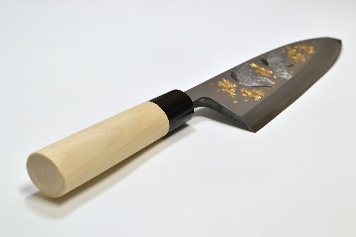 堺 孝行 窪田金屬飾雕刻 舞鶴 白鋼 霞研 出刃 240mm 木蘭（口輪：水牛角） 握把