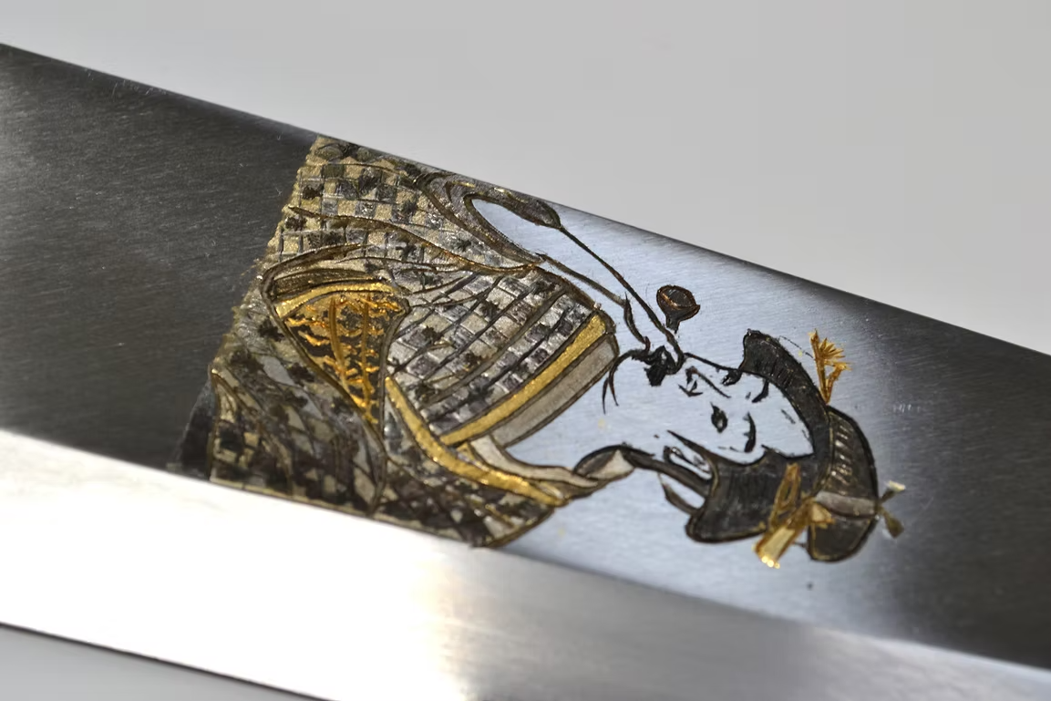 堺 孝行 窪田金屬飾雕刻 浮世繪・女 白鋼 霞研 出刃 210mm 木蘭（口輪：水牛角） 握把
