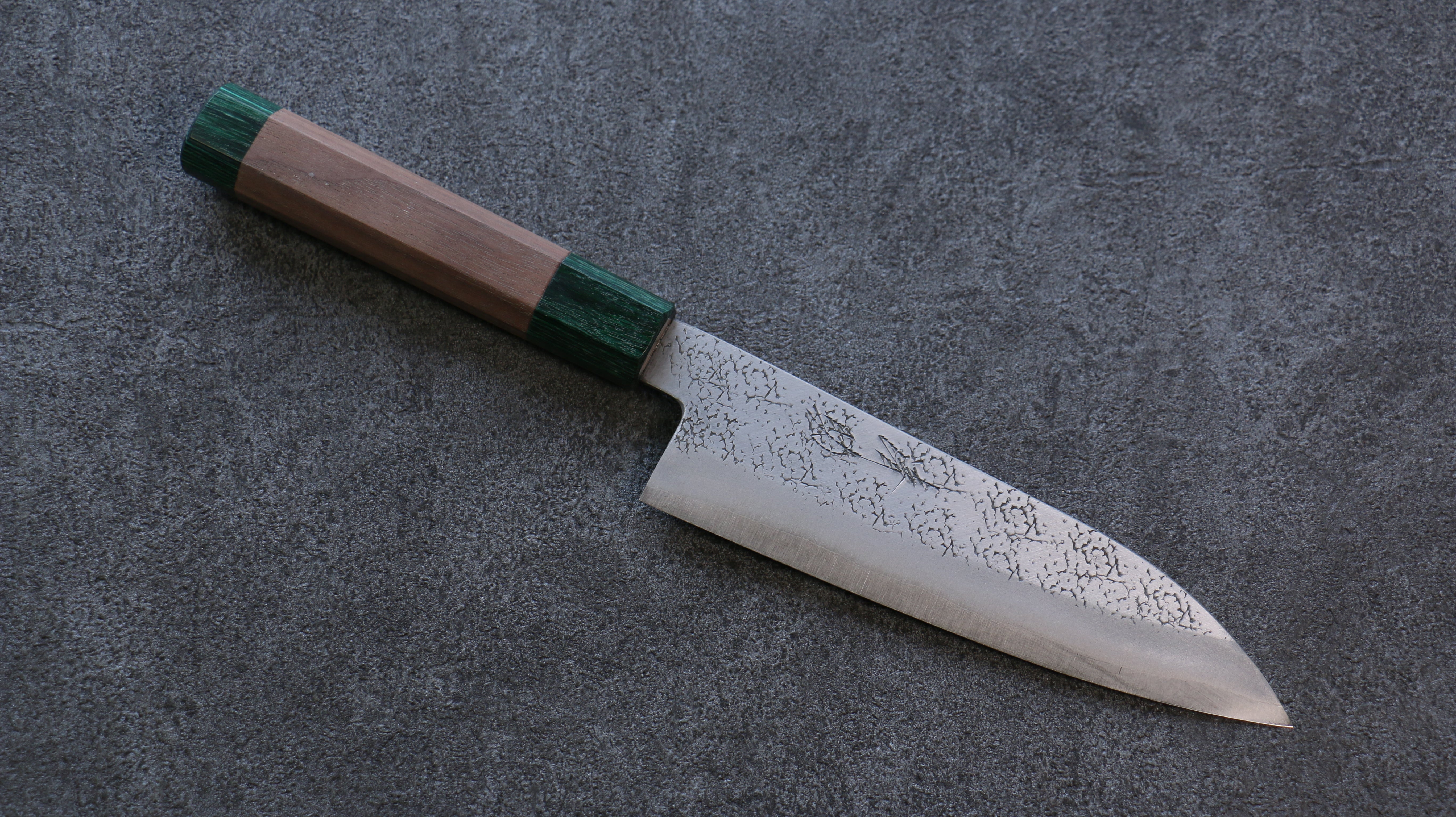 清助 超級青鋼 鎚目 三德刀  165mm 核桃木（兩側帶綠色環型設計） 握把 - 清助刃物