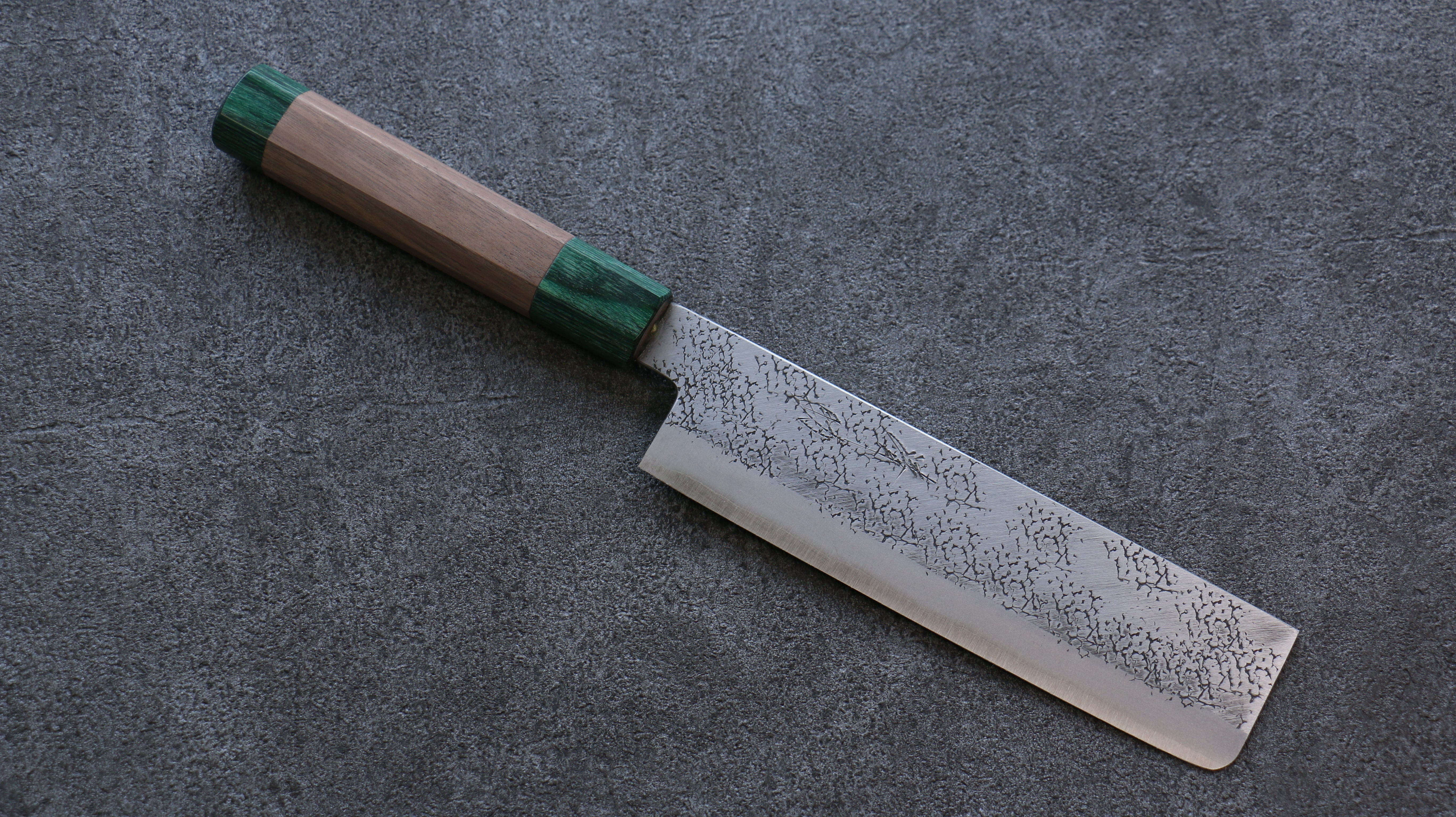 清助 超級青鋼 鎚目 菜切  165mm 核桃木（兩側帶綠色環型設計） 握把 - 清助刃物