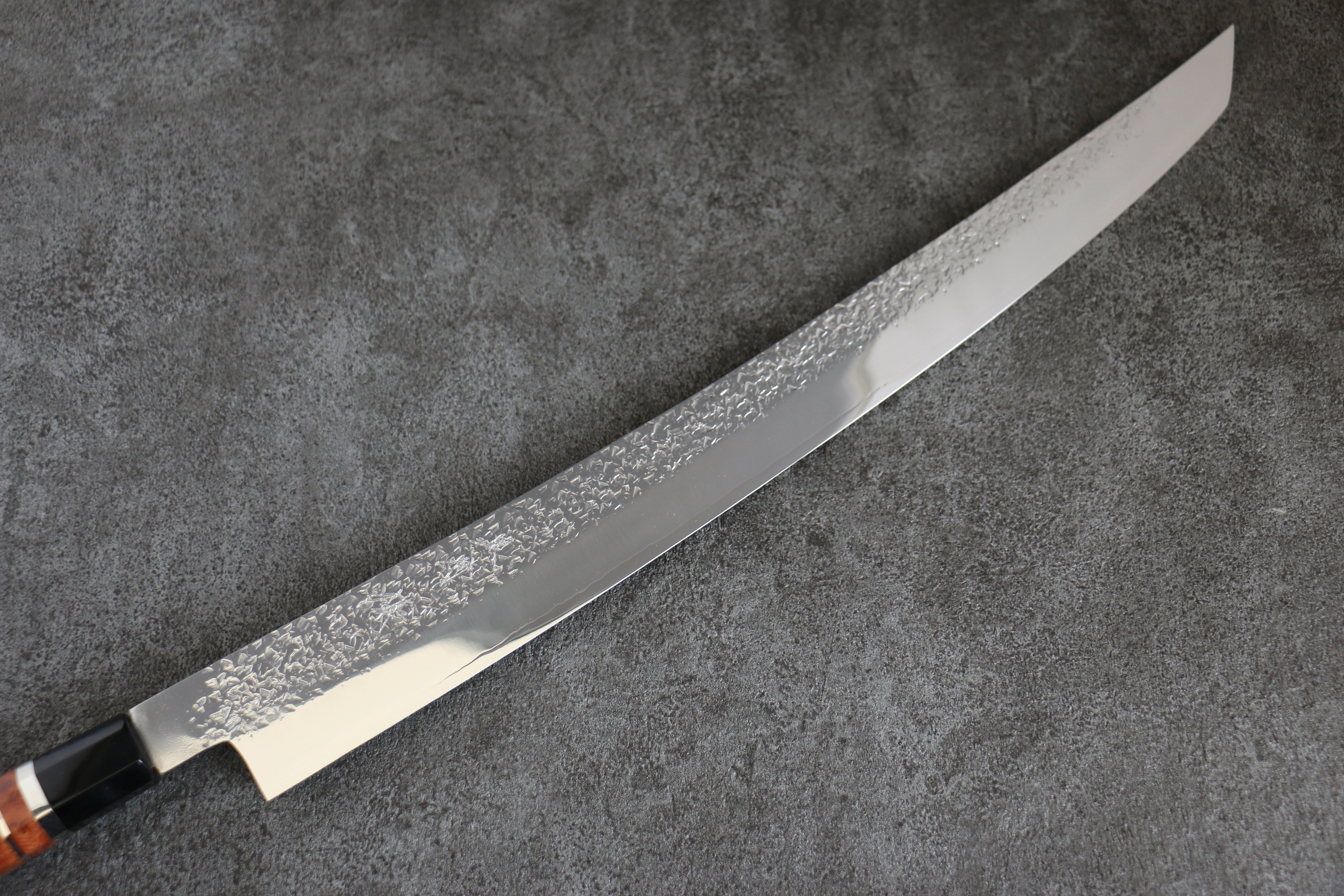 黑崎 優 雫 SG2 鏡面處理 鎚目 先丸柳刃  450mm 花梨木（兩側帶水牛環型設計） 握把 附刀鞘 - 清助刃物