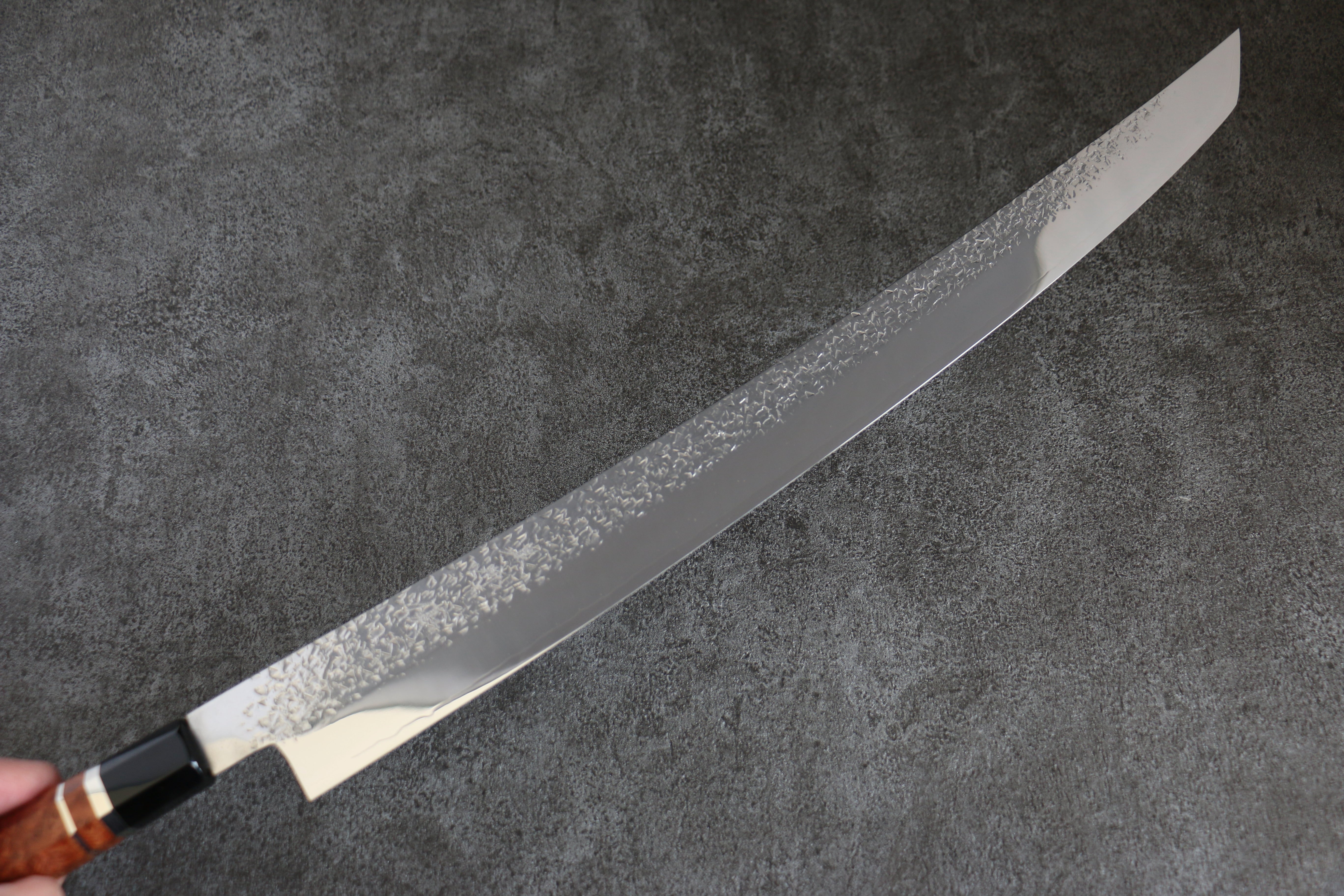 黑崎 優 雫 SG2 鏡面處理 鎚目 先丸柳刃  450mm 花梨木（兩側帶水牛環型設計） 握把 附刀鞘 - 清助刃物