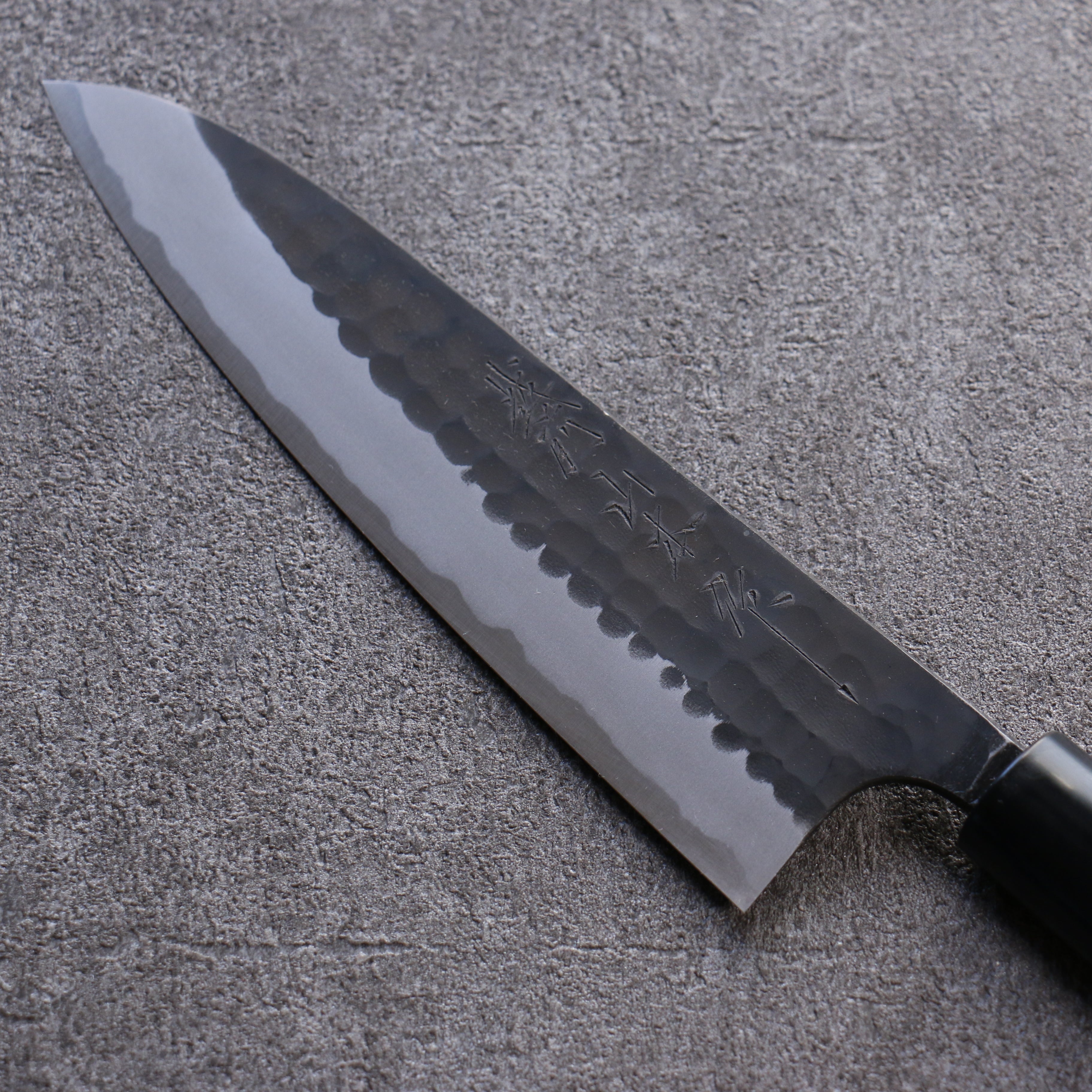 山本 直 青鋼 黑打 鎚目 (丸) 牛刀  180mm 核桃木 握把 - 清助刃物